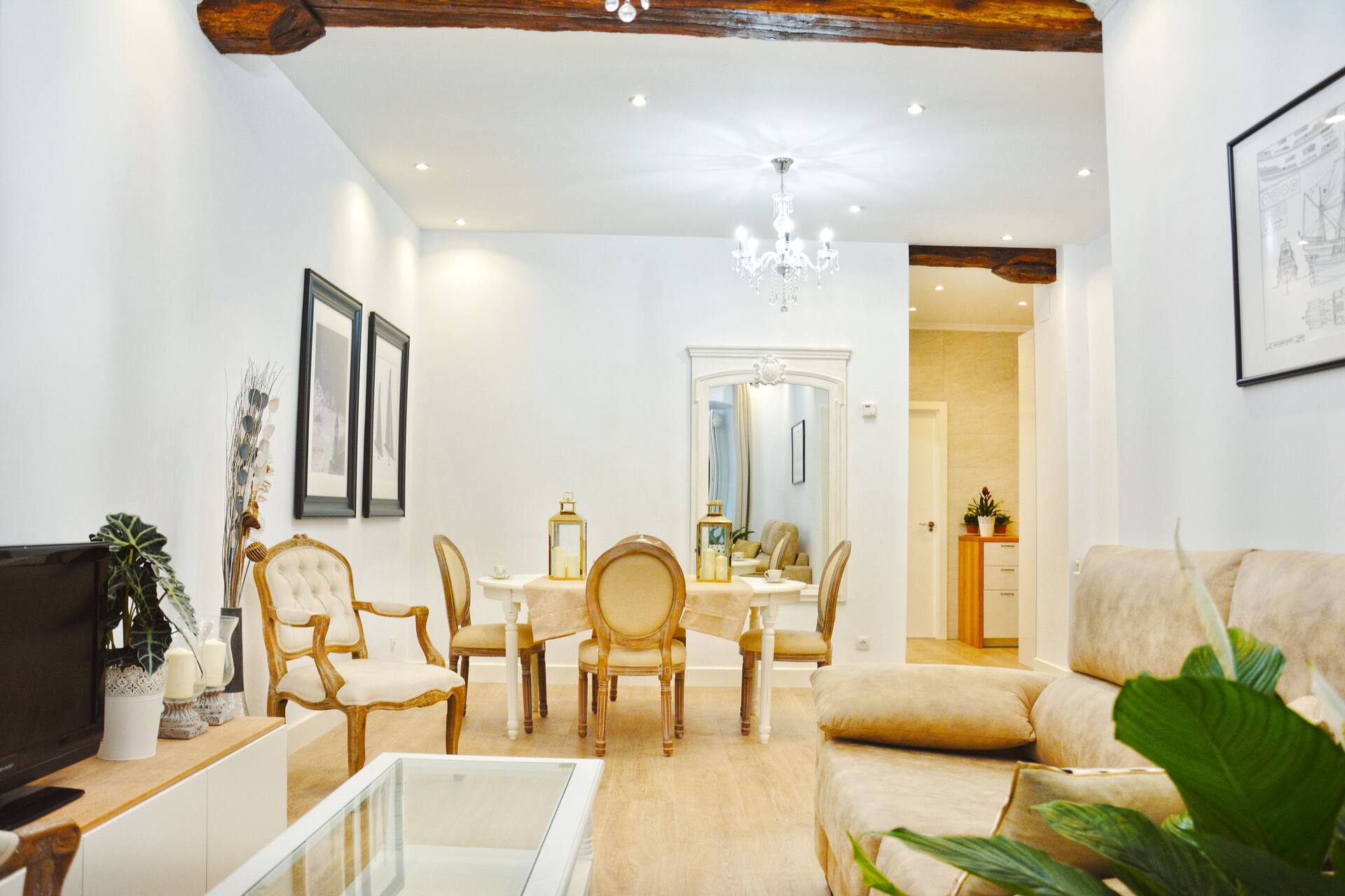 TOWNHALL LUXURY, PARKING, JACUZZI, 2BATH,2ROOMS
