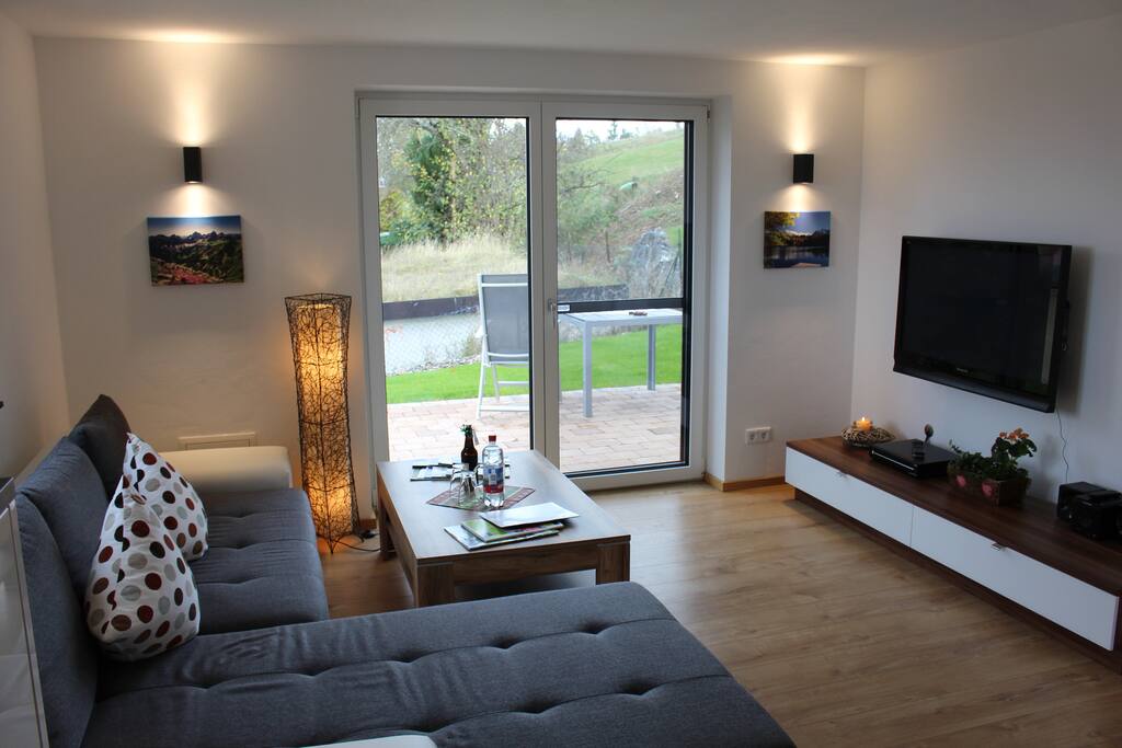 Wohnraum mit großer Couch und 42" TV