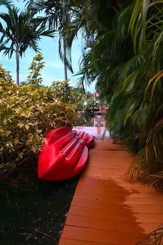 Waterfront 5 bedrooms, loft, private Pool & Kayaks gallery image 4