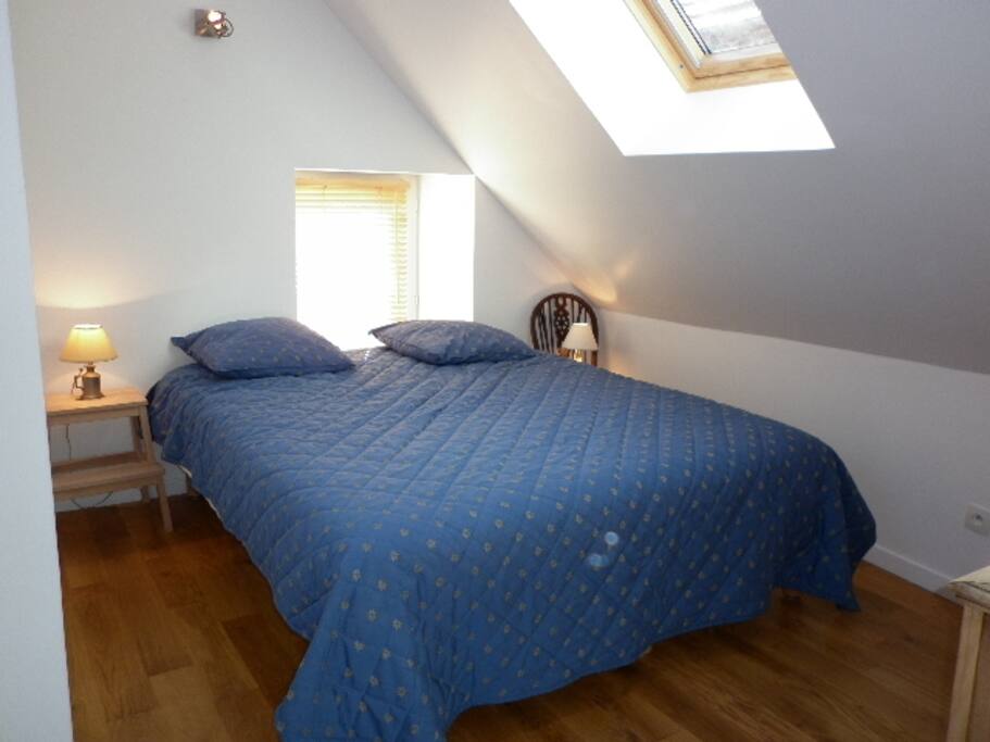 Chambre lumineuse et confortable. Litterie en 160 cm
