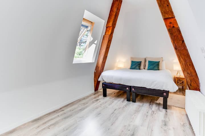 Chumba cha kulala cha ghorofani kilicho na bafu