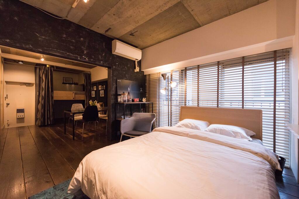 Located in the Tokyo's most sought-after destinations, this grand apartment is marked by sophisticated design, iconic living concepts, elevated finishes and superior 24 English/Japanese/Chinese language service.