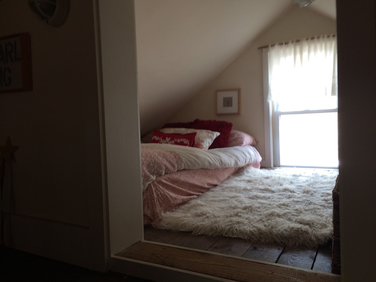 Поткровје во спалната соба со двата двокреветни кревета.  Фантастично место за играње или спиење на постарите деца.
