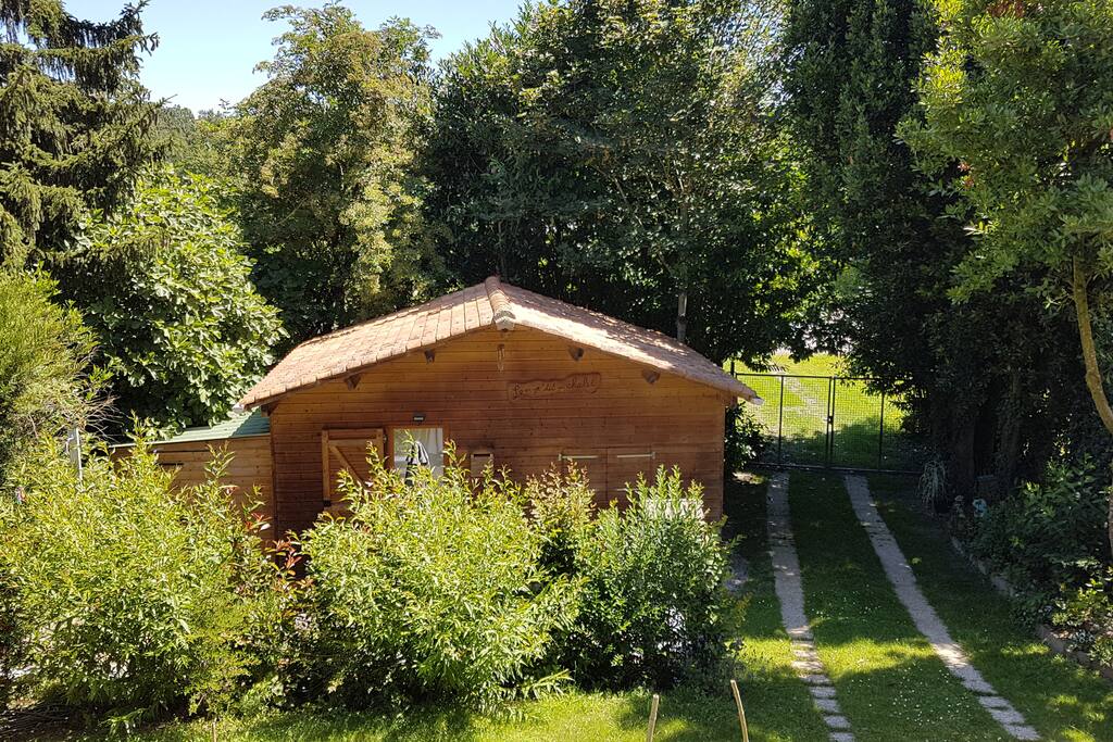 Chalet complètement intégré dans la nature (local vélo à gauche du chalet pour découvrir tranquillement la ville : prêt gratuit)