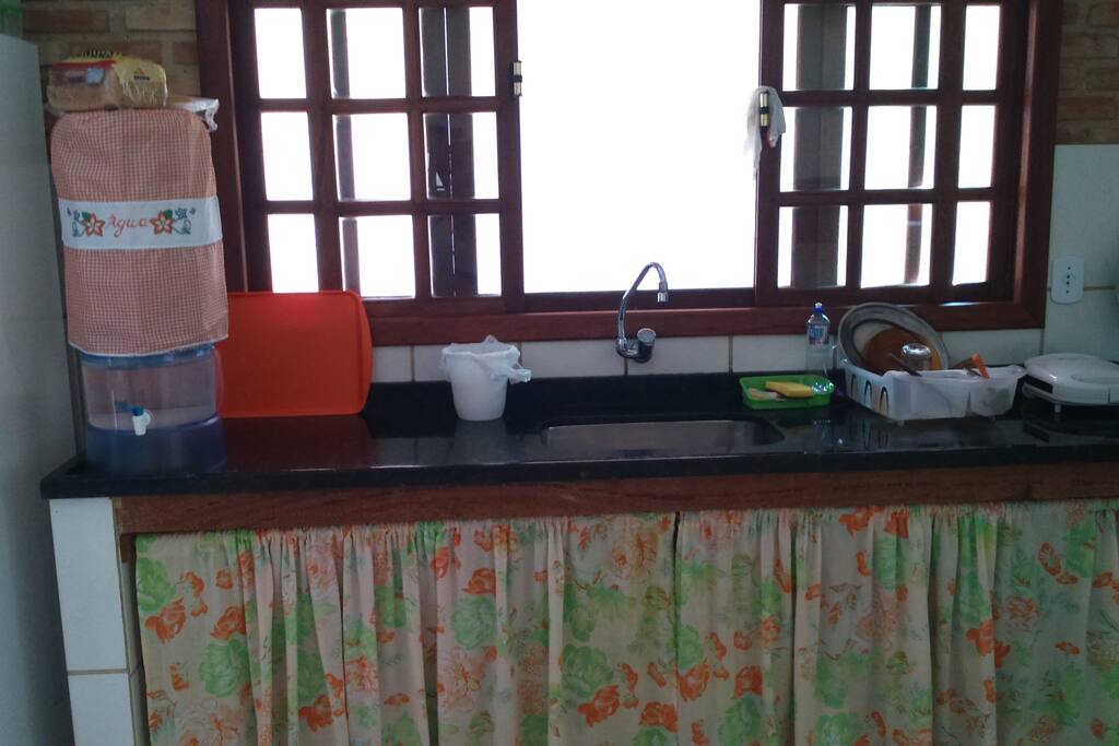 Cozinha ampla e ventilada. Completa com todos os utensílios de cozinha necessários para uma estadia confortável.