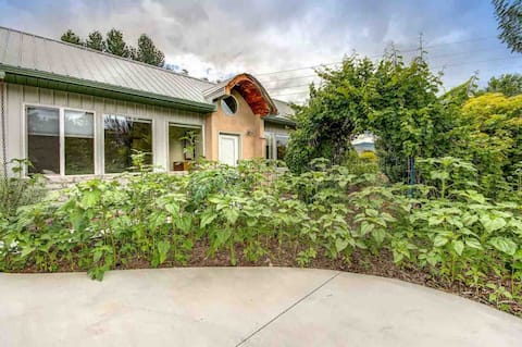 ECO House, 1 Acre Food Forest, near city/✈