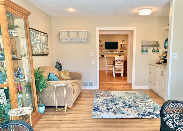 Място за сядане до кафе - бар и издърпайте единично легло 