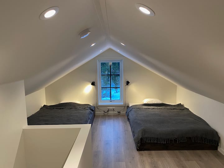 Schlafboden mit 2 x 140 cm großen Betten.  Zimmer für 2-4 Personen