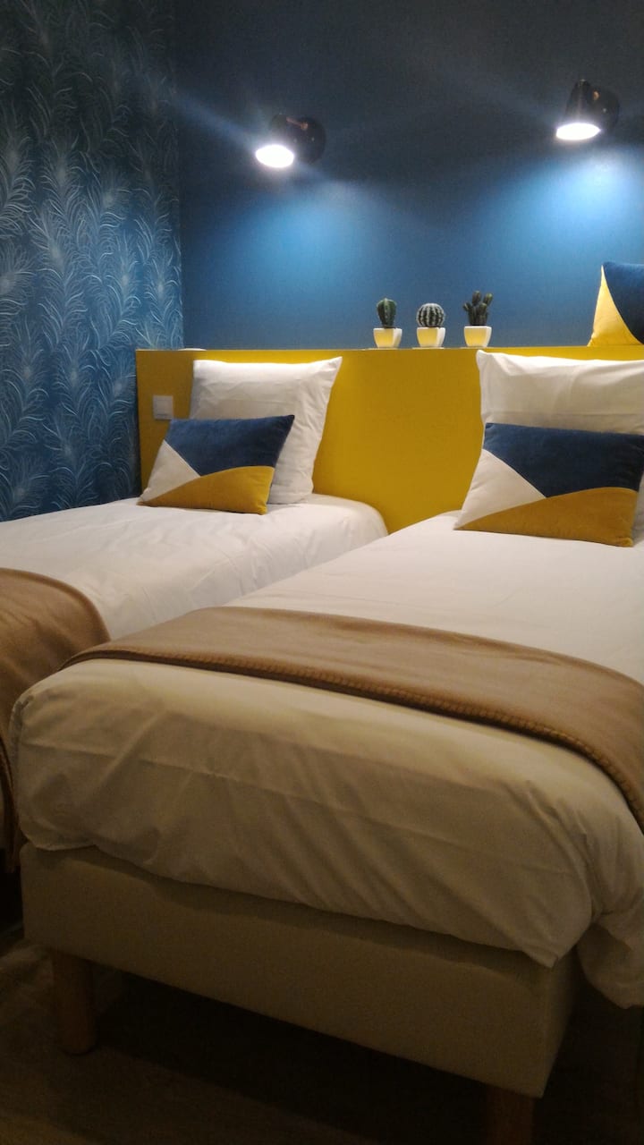 Chumba cha kulala kilicho na kitanda kikubwa cha vitanda 160 au 2 vya mtu mmoja kulingana na mahitaji yako, vitanda vyetu ni vya kawaida.