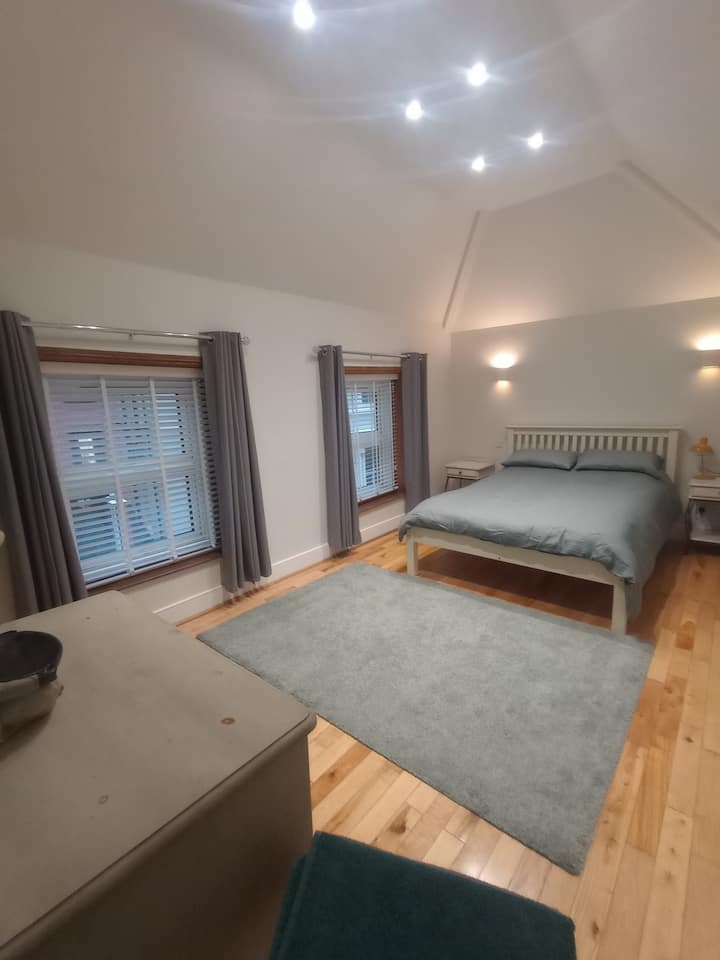 Главна спална соба 1 брачен кревет . 