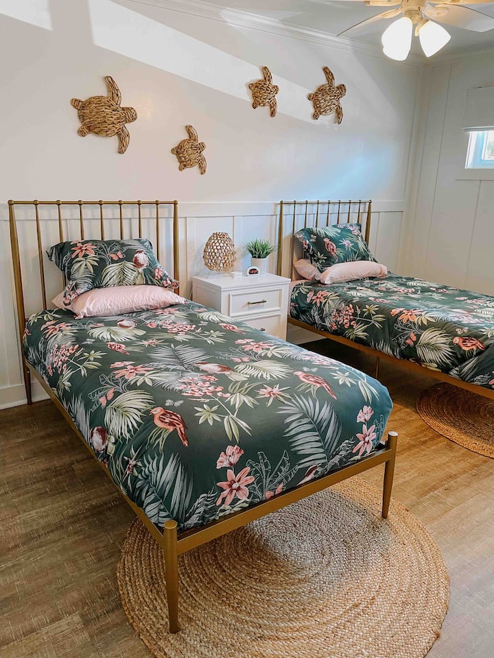 2nd bedroom with two twin beds