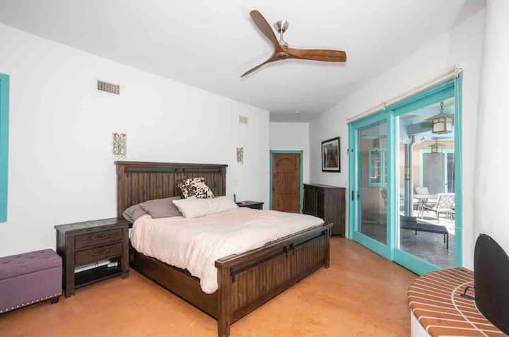 Primárna hlavná spálňa s manželskou posteľou California King a vlastnou kúpeľňou.