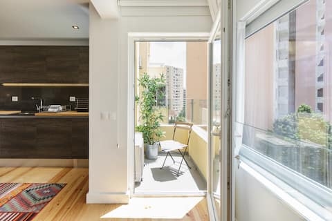 Top performing Airbnb: Seven Rivers Bright and Luxury Apartment in Lisboa