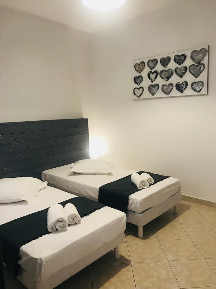 Სრულად ახალი საძინებელი 3 საწოლის თეთრეულით (2 პატარა საწოლი ან დიდი საწოლი)