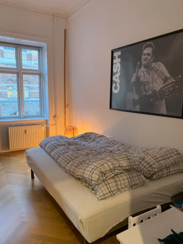 غرفة النوم الثانية. 
حجم السرير 140 سم × 200 سم