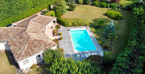 Sublime air-conditioned villa, park & large swimming pool