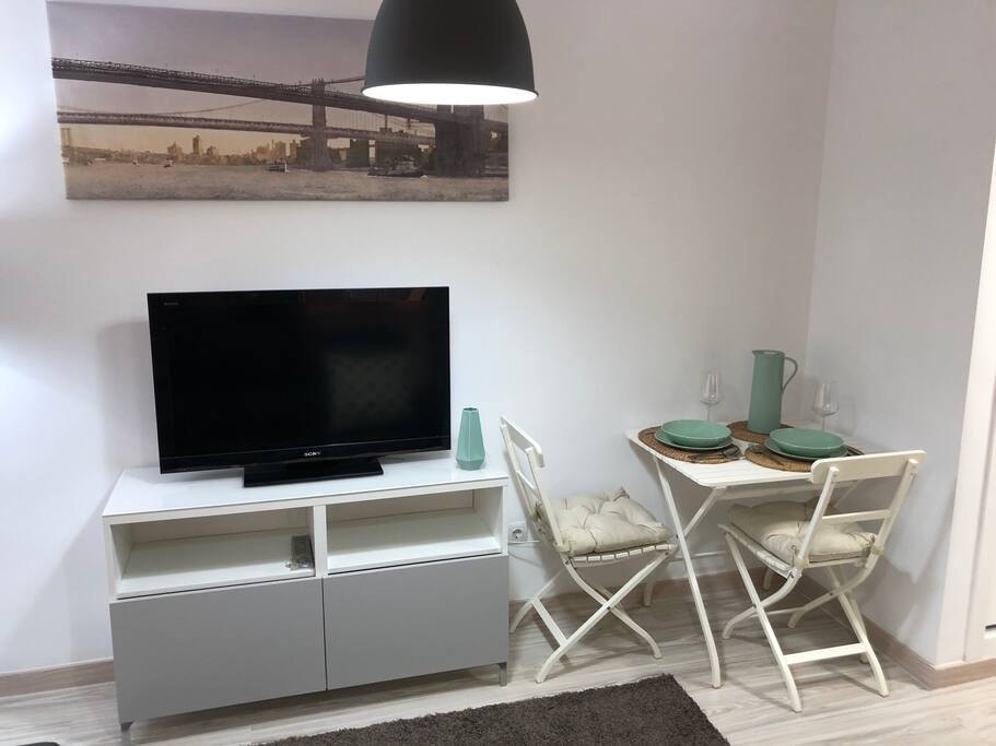 Dotado una pequeña zona de comedor y TV.