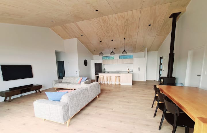 In The Heart Of Pohara With Stunning Bay Views - Tākaka