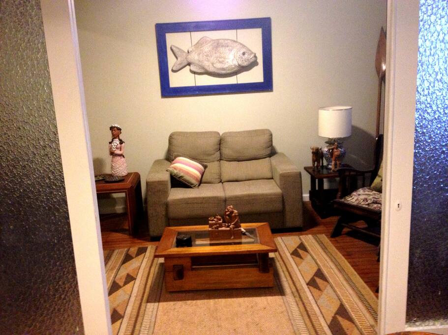 visão da sala de visitas pela sala de jantar