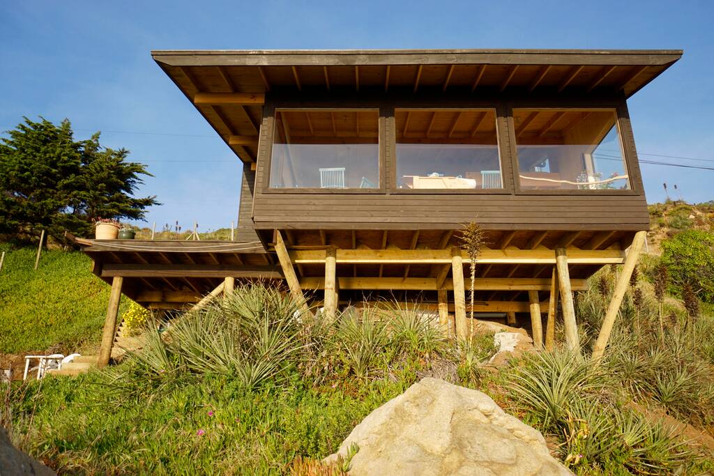 El loft con sus grandes ventanas para disfrutar la vista al mar
