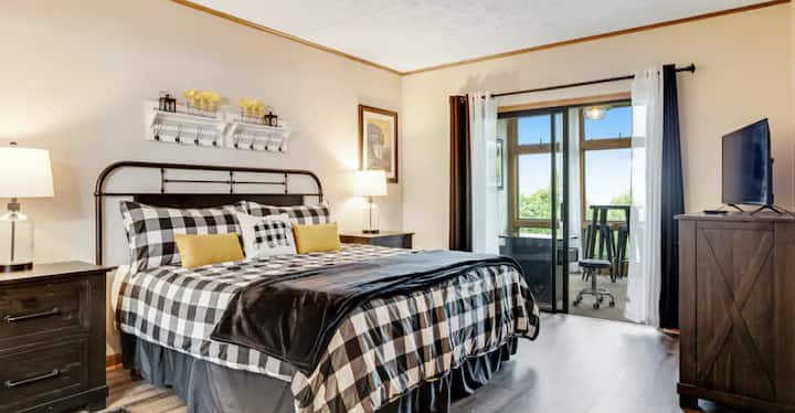 Dormitorio tamaño king con vistas a la sala de juegos