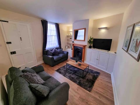 Successful Airbnb property: Exceptional city centre period cottage in Canterbury