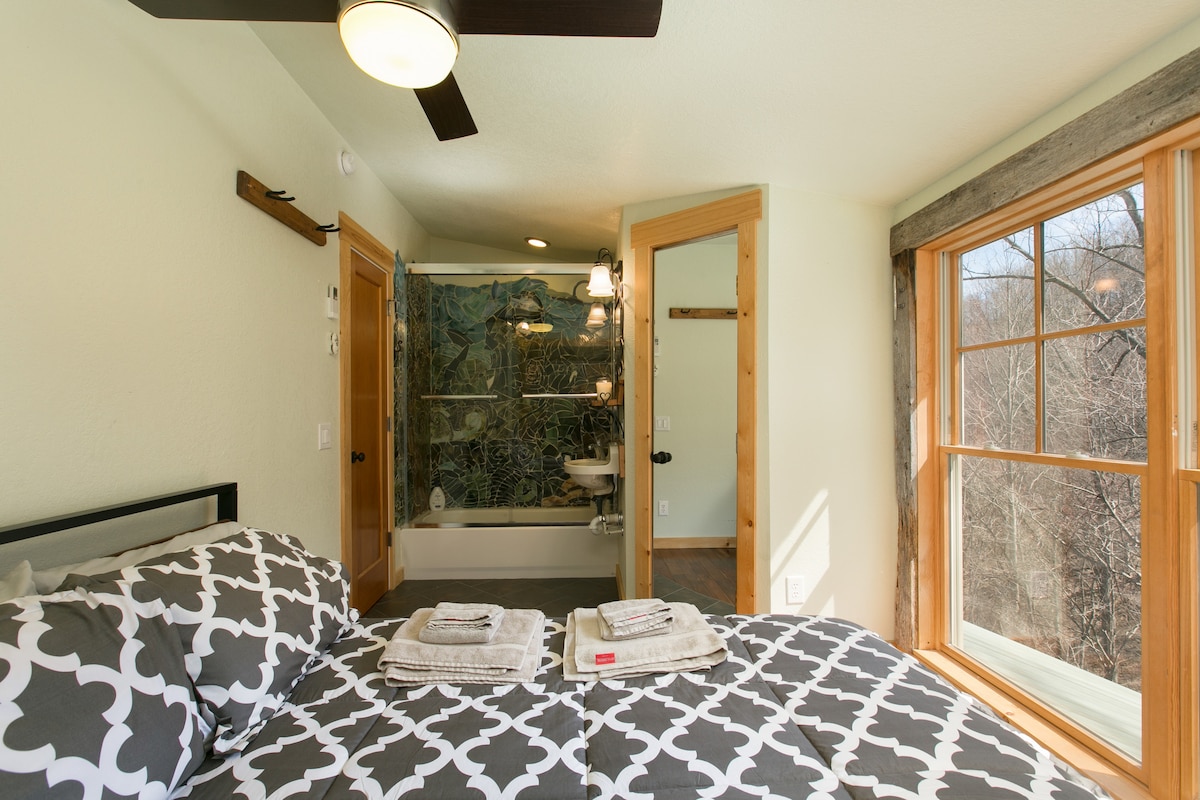 1 ห้องนอน - ห้องนอนใหญ่พร้อมเตียงควีนไซส์/อ่างอาบน้ำส่วนตัว