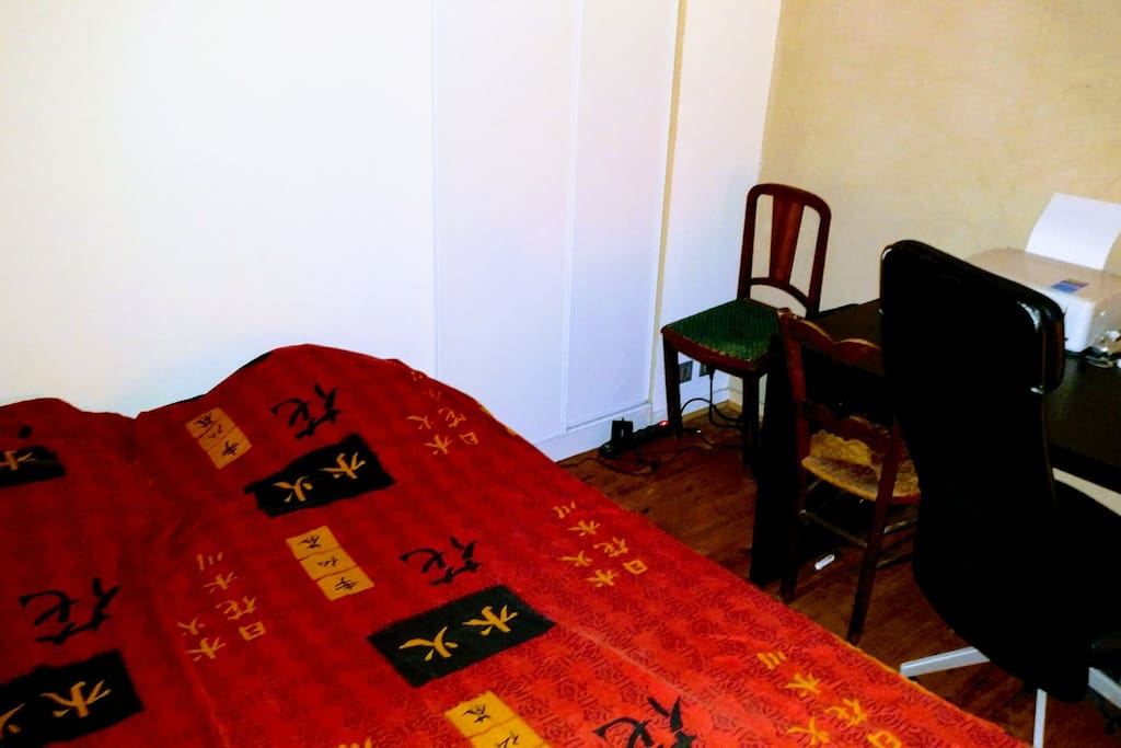 Chambre, lit deux places, bureau.