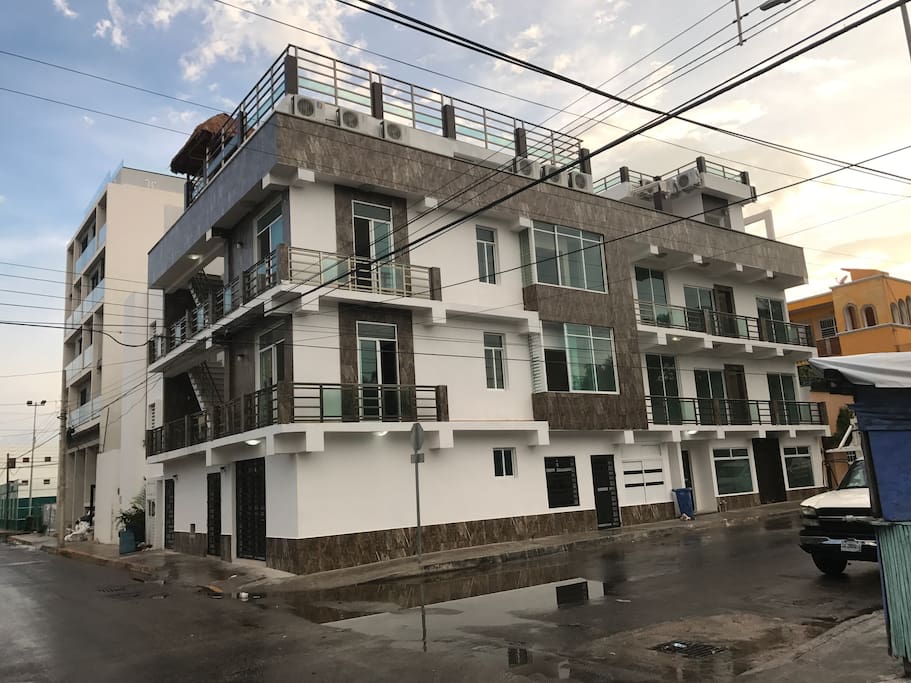 Este es un condominio que hace esquina en la calle 20 con 42 en la colonia Zalzi-ha en Playa del Carmen, un pueblo del estado de Quintana Roo Cancún.
Este condominio tiene 20 departamentos estudios con todas sus comodidades y cuenta con una alberca y dos terrazas en la parte superior del mismo.
Está ubicado a 4 calles del mar y 2 de la famosa calle que todos los turistas le llaman la 5ta, calle que se encuentra llena de restaurantes, comercios y otras actividades turísticas de mucho agrado.
En este pueblo puedes disfrutar de diferentes arqueológias mayas y de mucha diversión como pesca , buceo parques de diversiones y cenotes con su transparente agua.
Además de poder conocer la hermosa Isla de Cosumel con la oportunidad de conocer el Cristo que se encuentra en el fondo del mar .