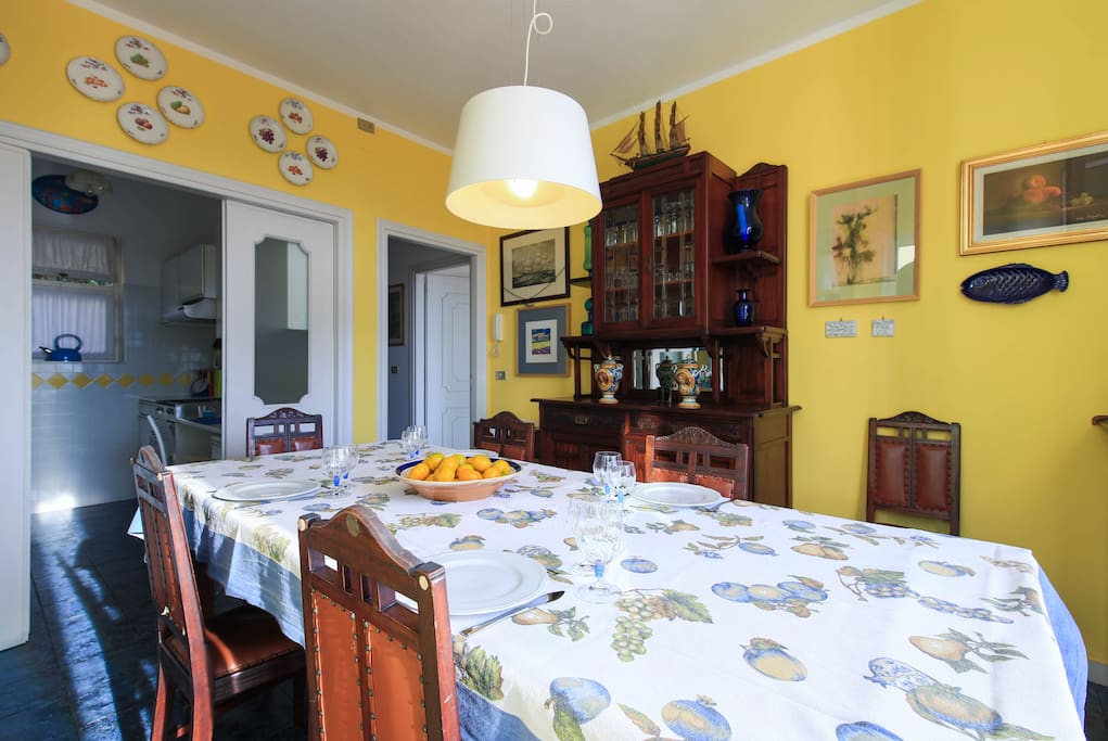 sala da pranzo con accesso terrazzo