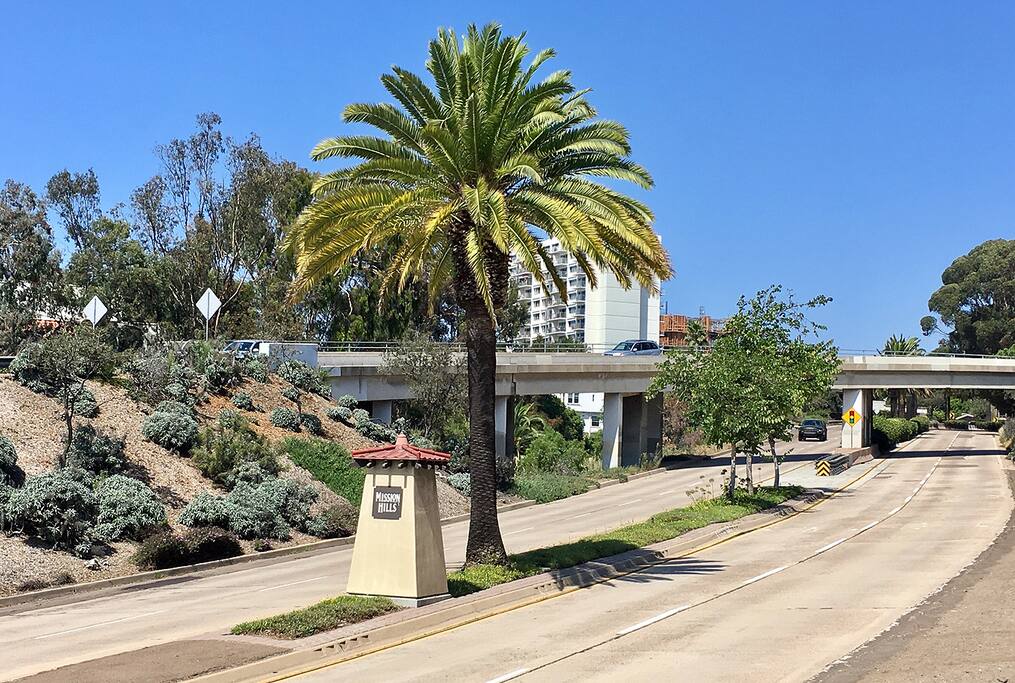 Gateway to Mission Hills.