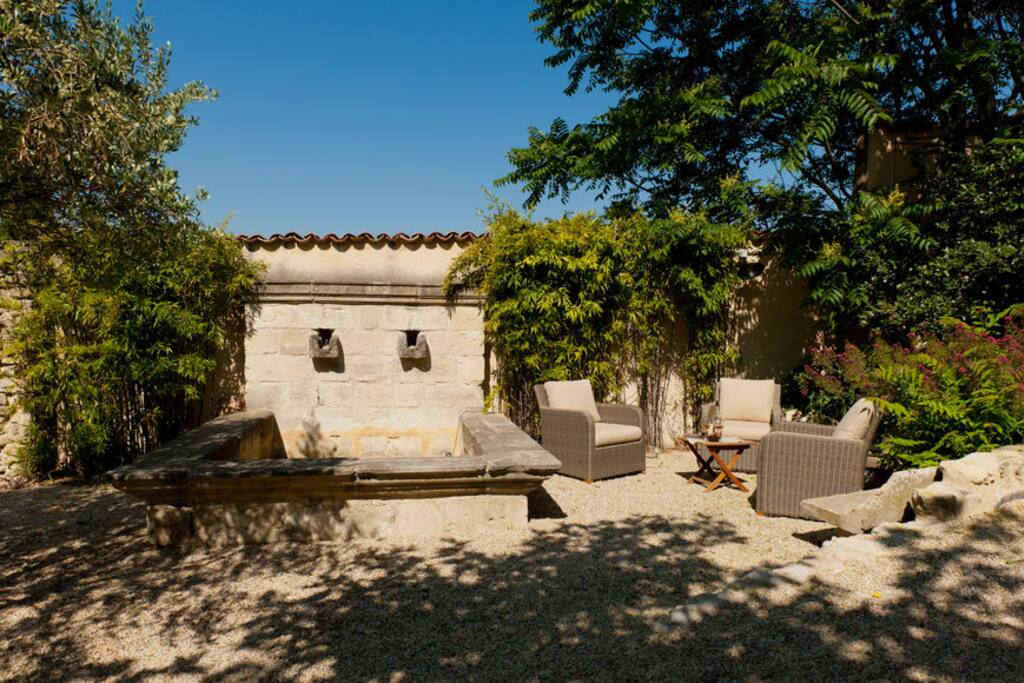 Het lounge terras naast de fontein