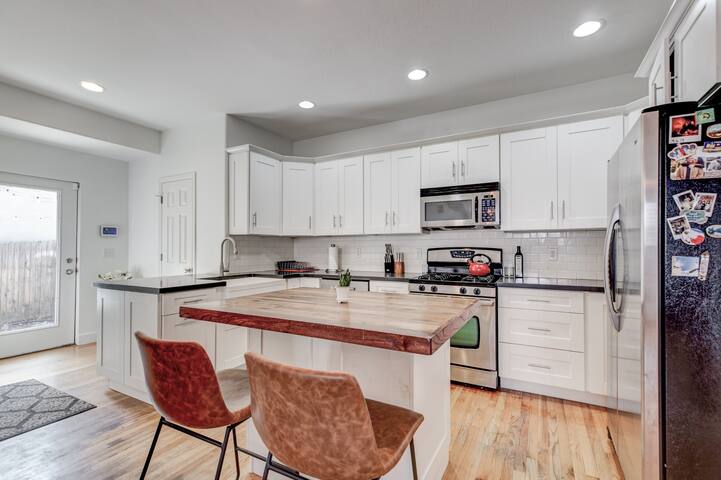 Stunning 4 Bed Full House in the Heart of LoHi! gallery image 3