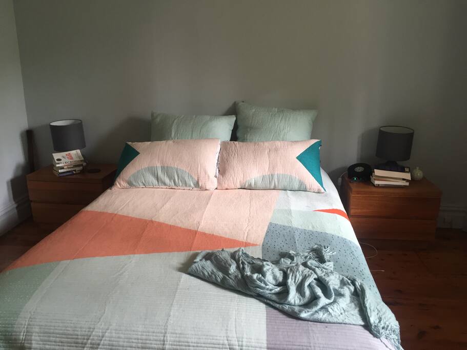 Main bedroom (queen bed)