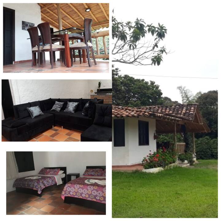 ES UNA CASA COLONIAL MUY HERMOSA  HECHA PARA EL CONFORT DE NUESTROS VISITANTES 