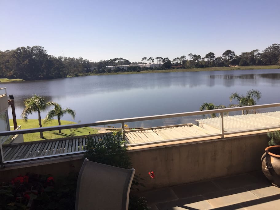 Terraza privada con vista al lago, acceso desde el living y cocina