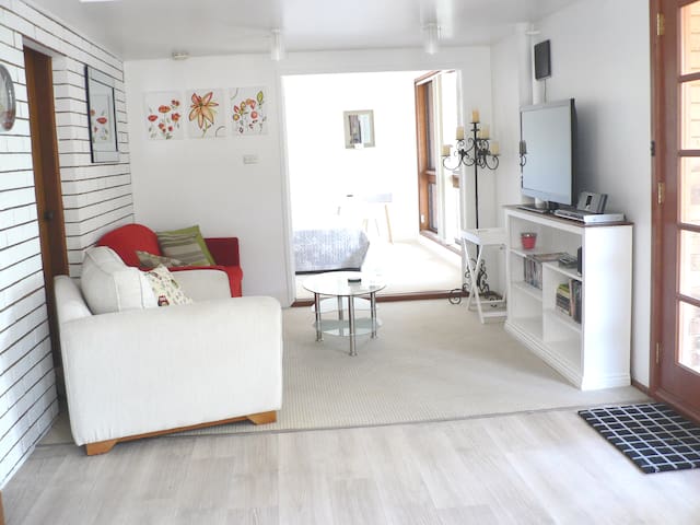 Medical staff. 5 mins to John Hunter. 10 to Mater