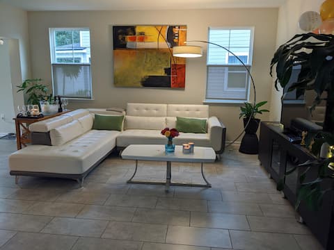 Spacious modern home central to attractions