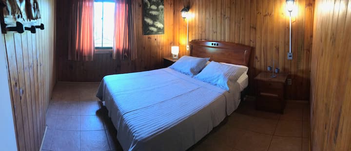 Спална соба Nª2 со кревет со 2 седишта и плакар