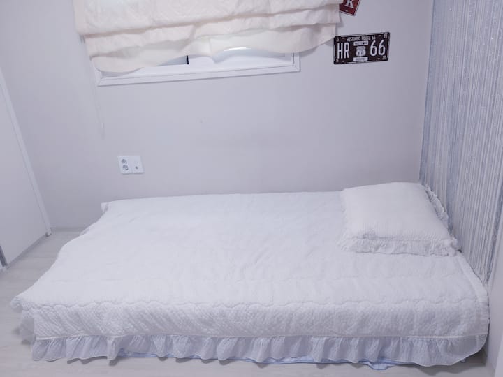 Მეორე სართული საძინებელი