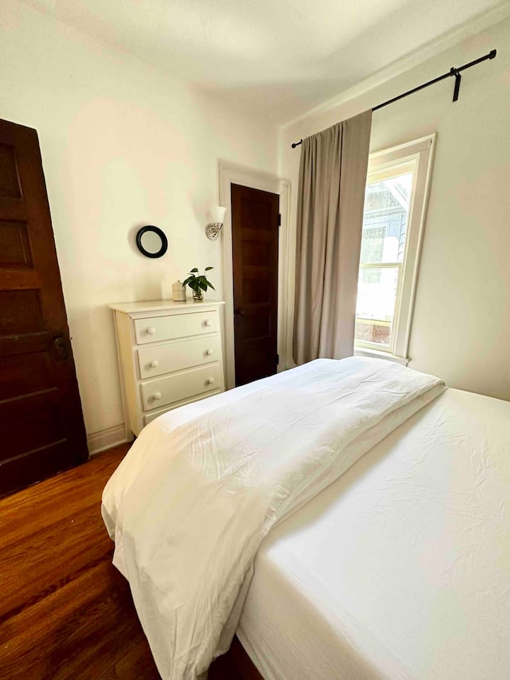 The sheets provided are 100 percent cotton; with either a 100 percent linen or cotton duvet cover. We aim to provide natural materials only for better breathability while sleeping