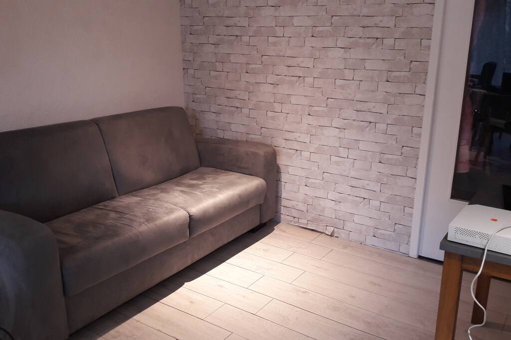 Le canapé-lit, avec la télé en face
