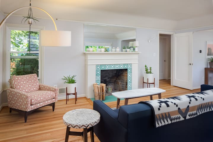 Two Palms: Spacious, central, remodeled 5bd beauty gallery image 2