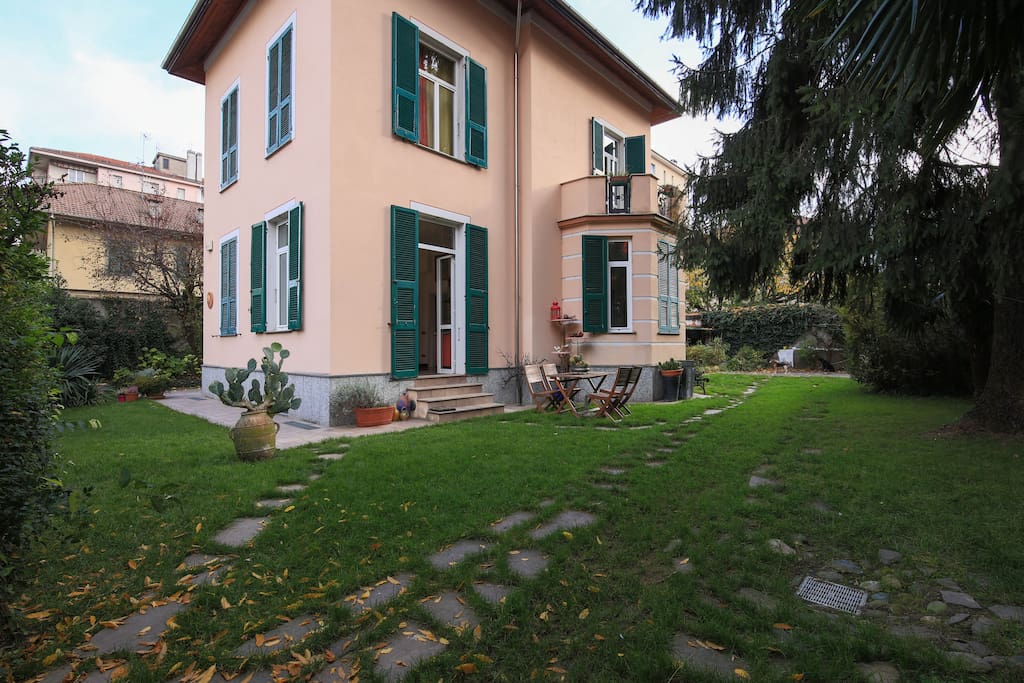 L'esterno della dimora circondata dal giardino