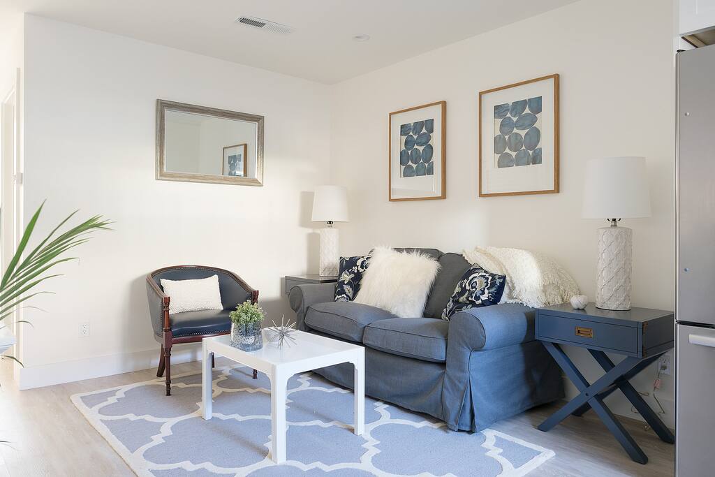 Spacious living room to eat while watching TV and inviting a friend over.