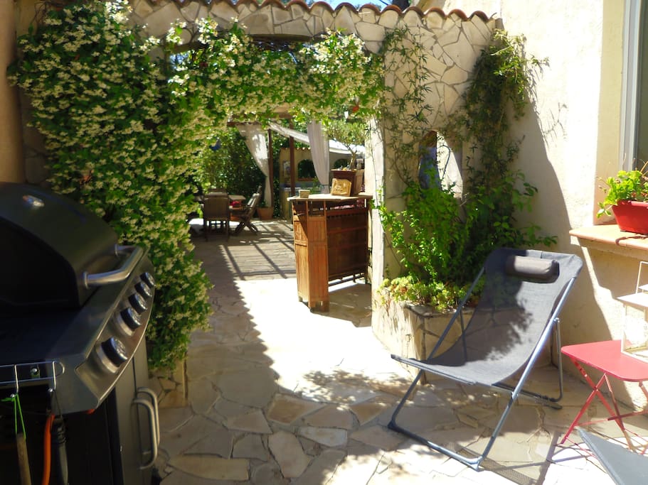 la terrasse privative avec barbecue.