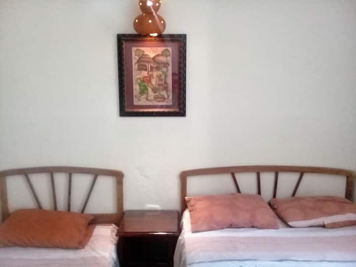 Habitaciones privadas con baño privado, ducha caliente y aire acondicionado.