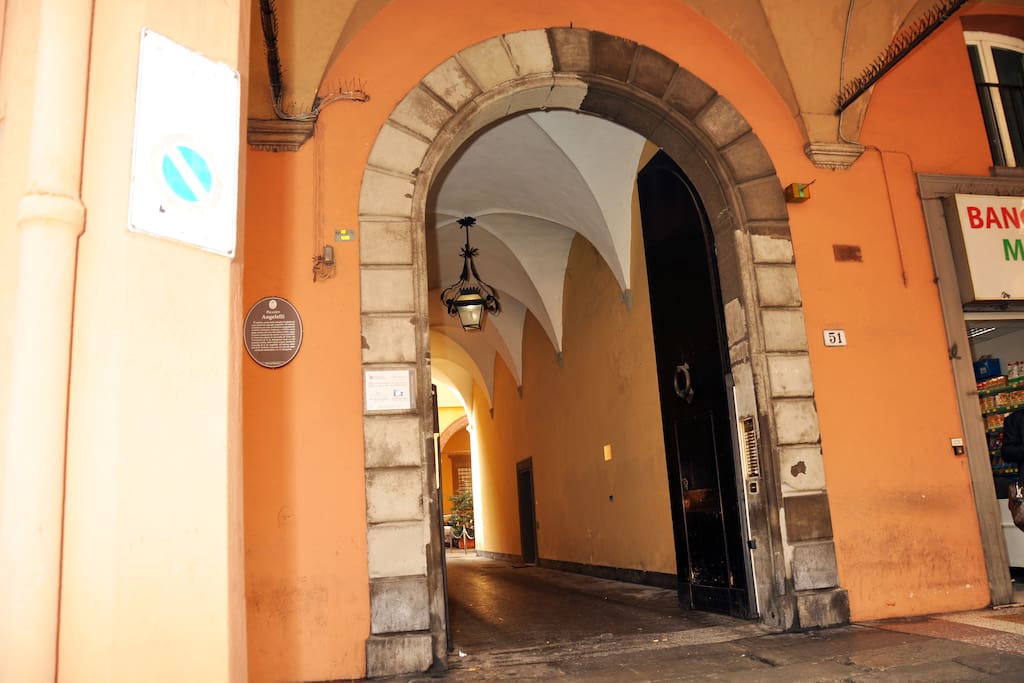 INGRESSO DA STRADA MAGGIORE
