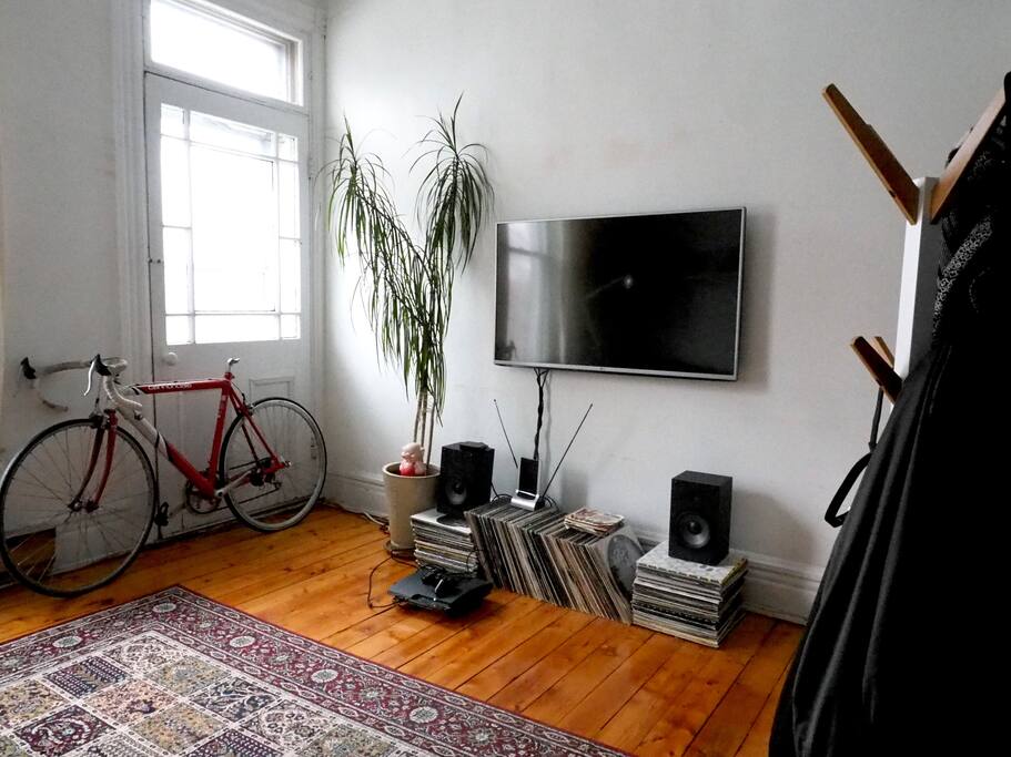 50 inch screen equipped with Apple TV (Netflix etc.) and PS4.