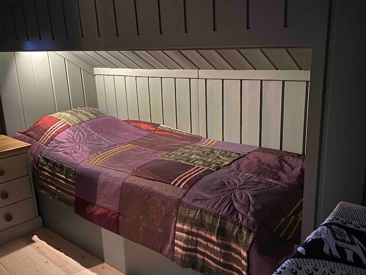 Chumba cha 4 cha kulala kina kitanda kimoja na kochi (miaka 0-3) 
Kumbuka: Hakuna madirisha!! (sovealkove)
Ghorofa ya pili